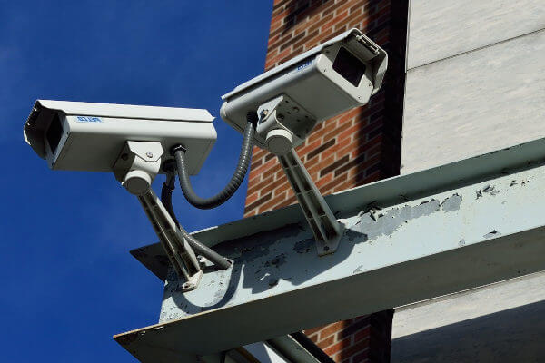 2 CCTVs an einem Gebäude